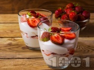 Рецепта Летен крем десерт с ягоди с цедено кисело мляко и бисквити